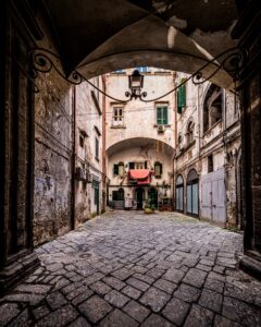 Veiled Naples: the geometry of silence