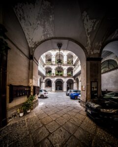 Veiled Naples: the geometry of silence