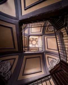 Veiled Naples: the geometry of silence