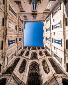 Veiled Naples: the geometry of silence
