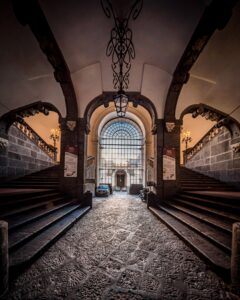 Veiled Naples: the geometry of silence
