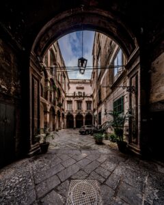 Veiled Naples: the geometry of silence