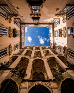 Veiled Naples: the geometry of silence